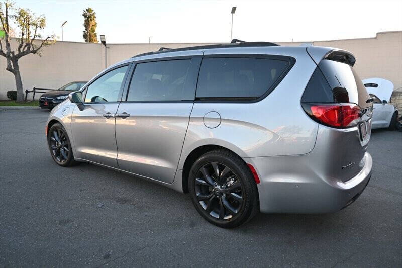 2020 Chrysler Pacifica Hybrid Limited Red S