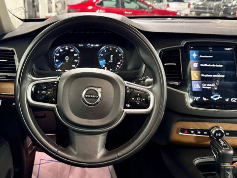 2022 Volvo XC90 T6 Momentum 6-Passenger