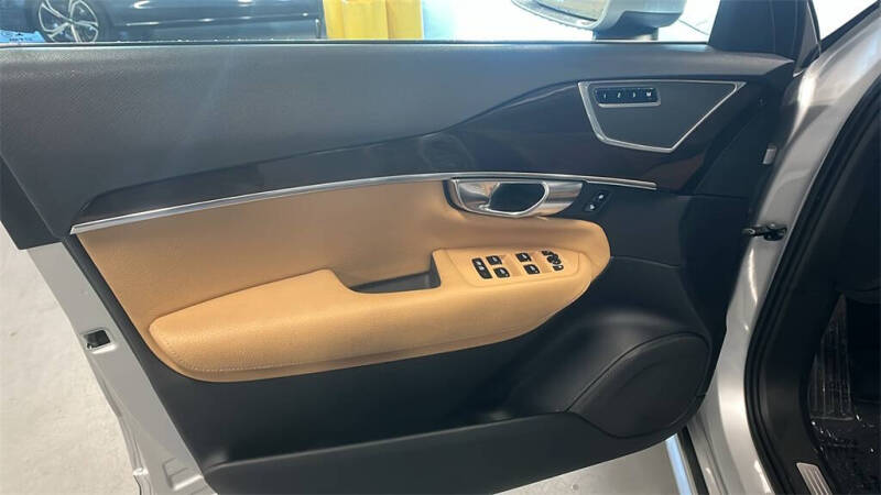 2019 Volvo XC90 T6 Momentum