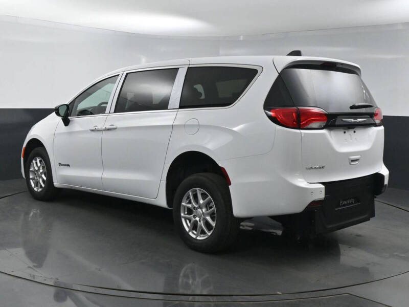 2025 Chrysler Voyager LX