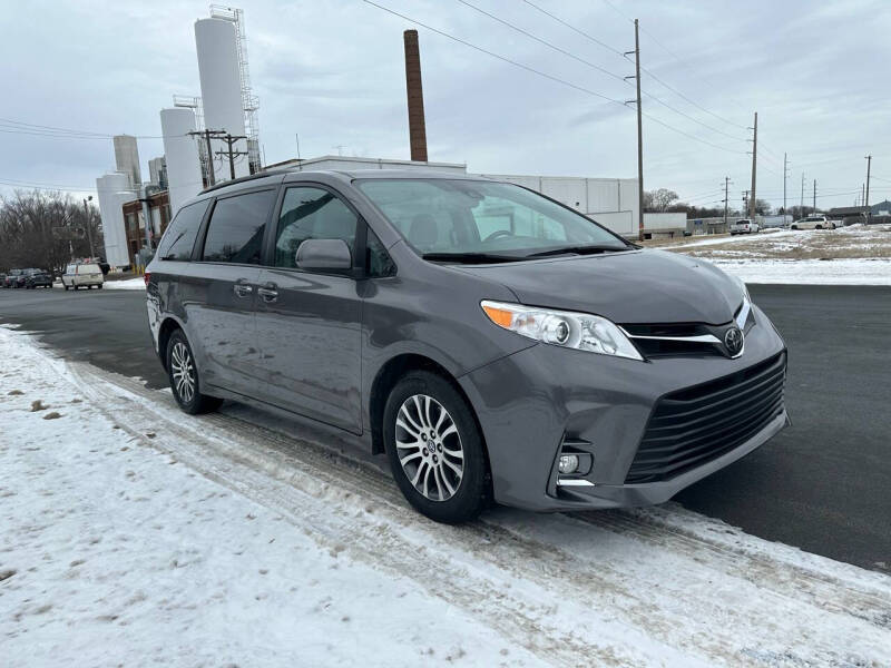 2018 Toyota Sienna for sale at ONG Auto in Farmington MN