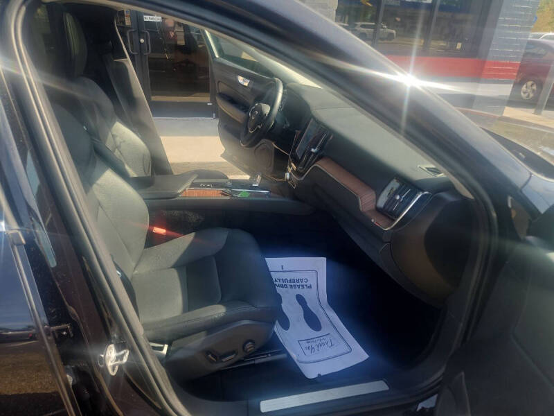 2023 Volvo XC60 B5 Ultimate Bright Theme