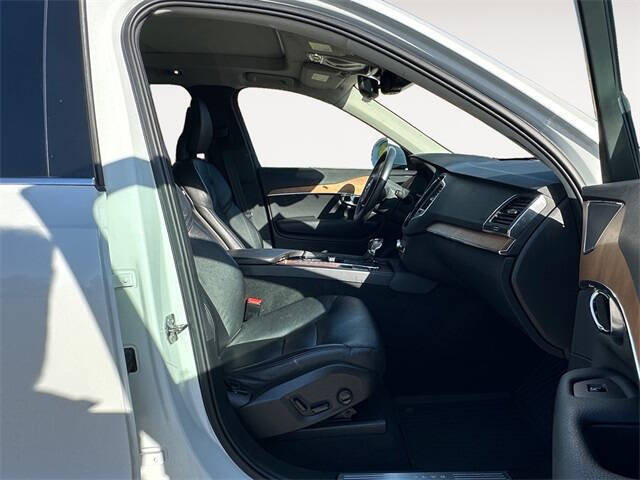 2021 Volvo XC90 T6 Momentum 7-Passenger