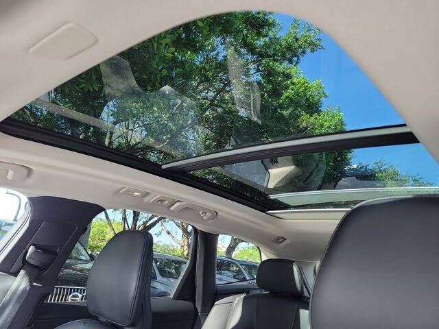 2024 Volvo XC60 B5 Core Dark Theme