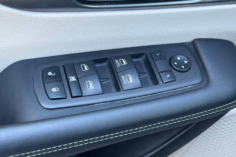 2024 Chrysler Pacifica Plug-In Hybrid Select