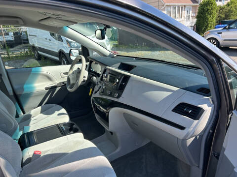 2012 Toyota Sienna LE 7-Passenger