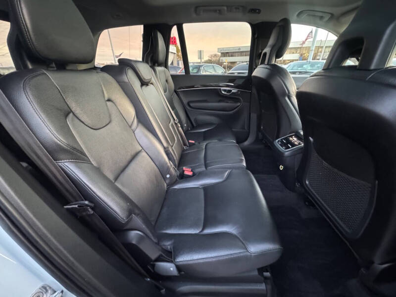 2017 Volvo XC90 T6 Momentum