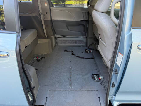 2016 Toyota Sienna XLE 7-Passenger Auto Access Seat