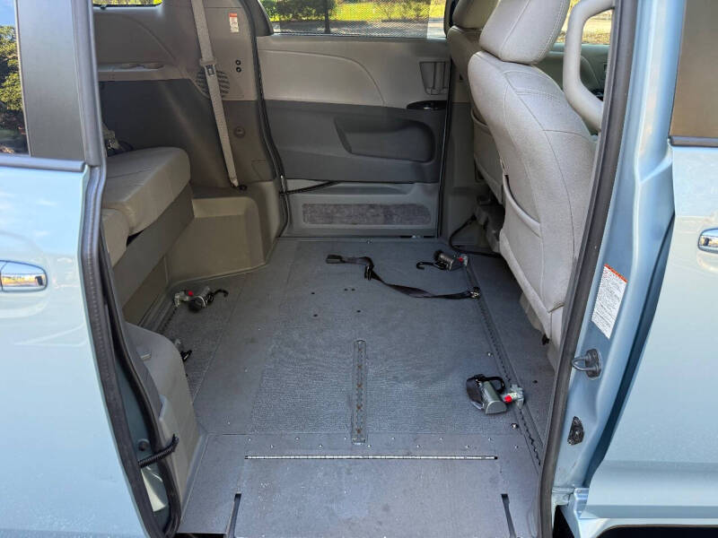 2016 Toyota Sienna XLE 7-Passenger Auto Access Seat