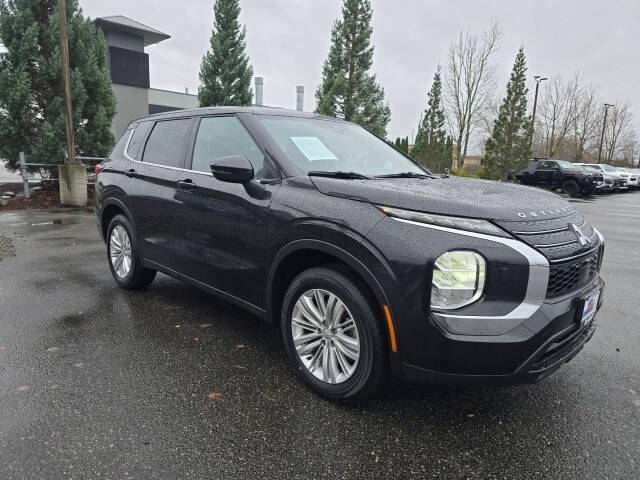 2024 Mitsubishi Outlander ES's photo