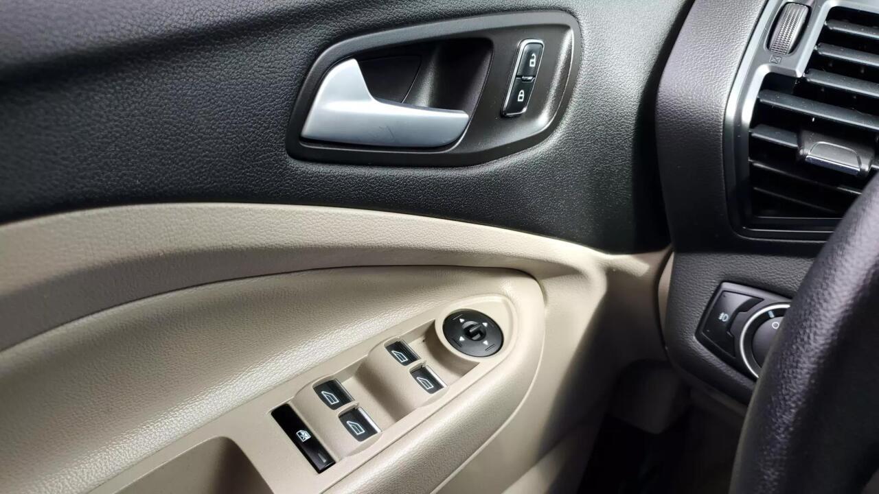 2016 Ford C-MAX Energi SEL 4dr Wagon 11