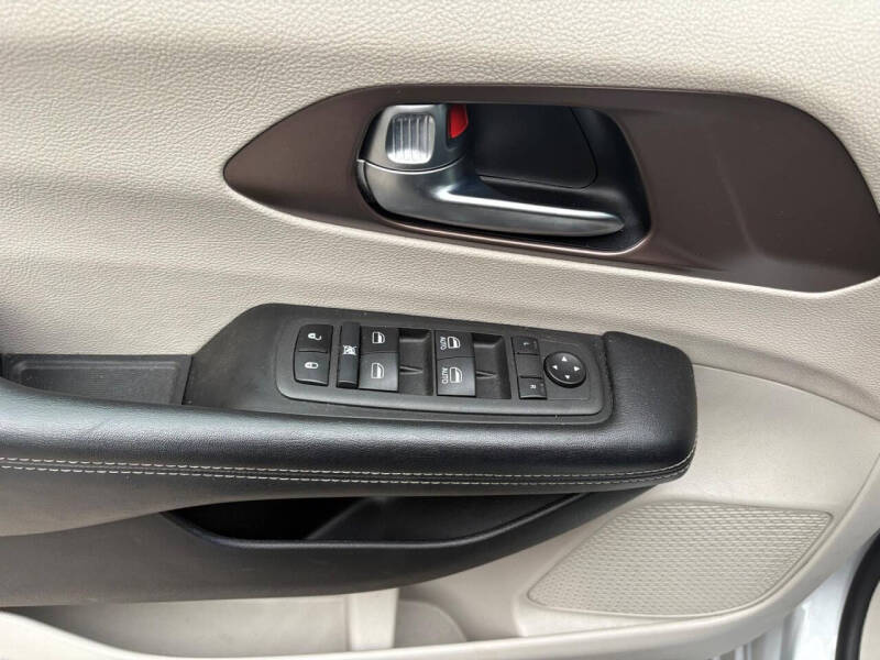 2022 Chrysler Voyager LX