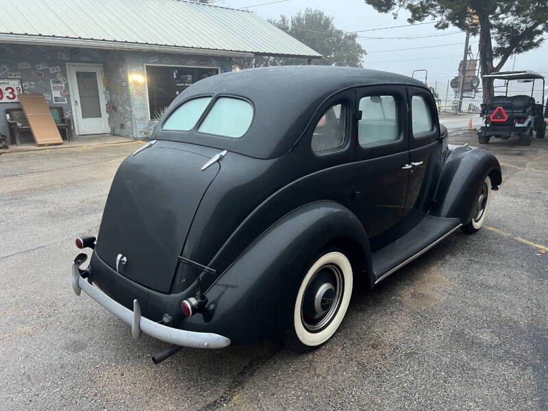 1937 Ford Deluxe