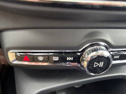 2025 Volvo XC40 B5 Ultra Bright Theme