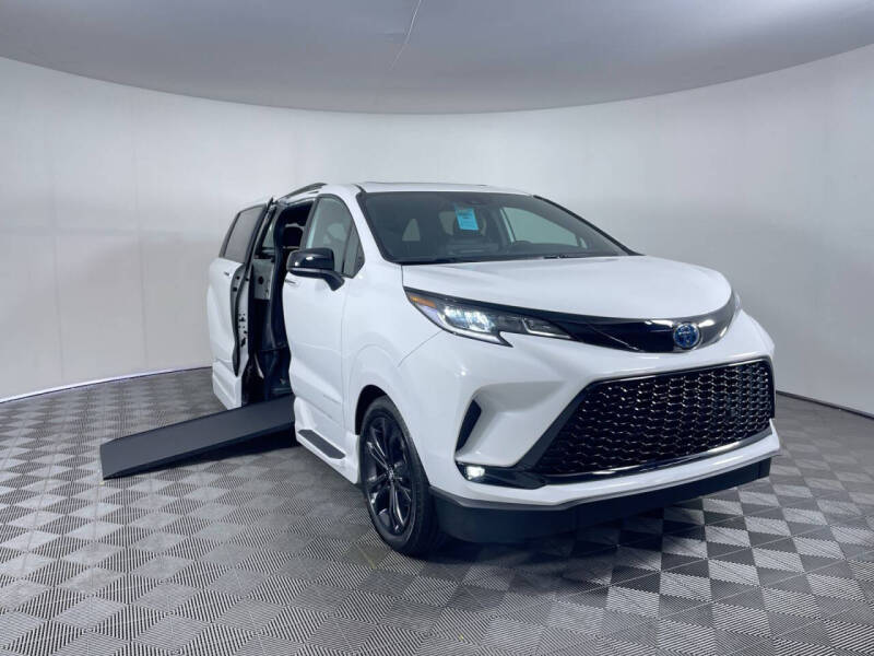 2025 Toyota Sienna XSE's photo