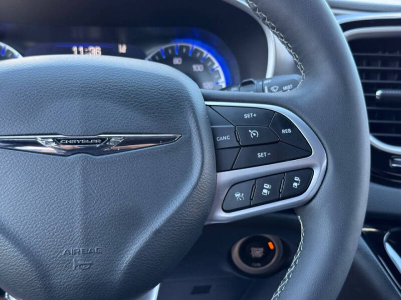 2025 Chrysler Pacifica Select
