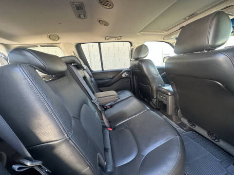 2005 Nissan Pathfinder LE