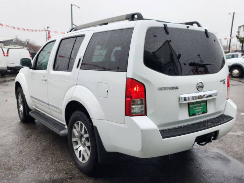 2011 Nissan Pathfinder LE