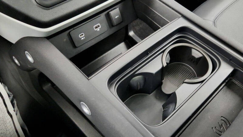 2023 Land Rover Defender 90 SE