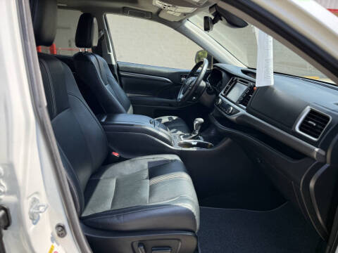 2017 Toyota Highlander SE