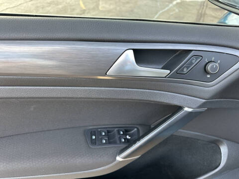 2019 Volkswagen Golf SE