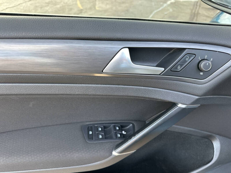 2019 Volkswagen Golf SE