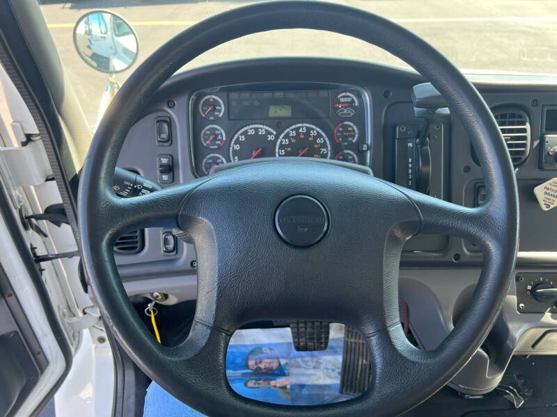 2013 Freightliner M2 106