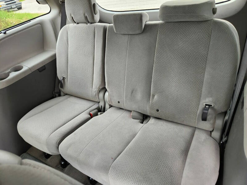 2013 Toyota Sienna L photo 26