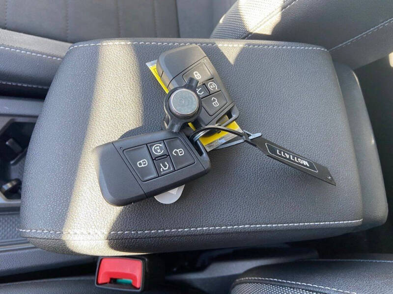 2025 Volkswagen Taos SE Black 4Motion