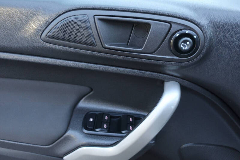 2011 Ford Fiesta SES