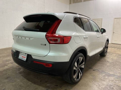 2025 Volvo XC40 B5 Plus Dark Theme