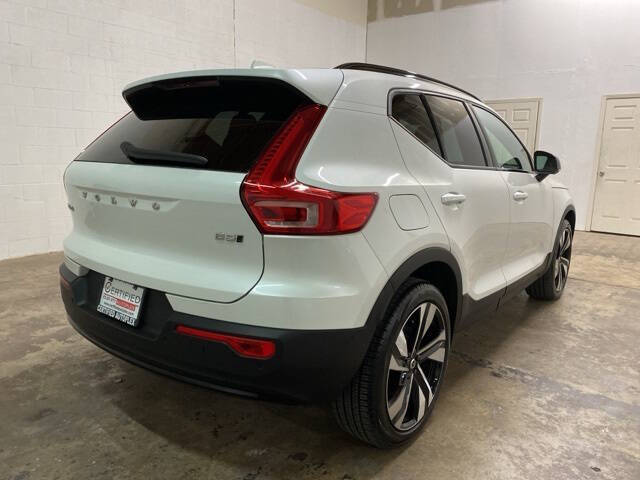 2025 Volvo XC40 B5 Plus Dark Theme
