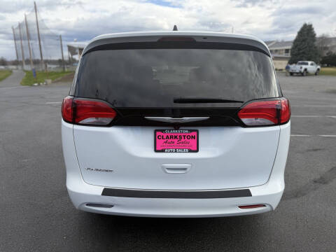 2022 Chrysler Voyager LX