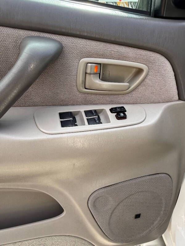 2004 Toyota Sequoia SR5