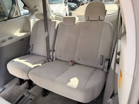 2014 Toyota Sienna LE 8-Passenger