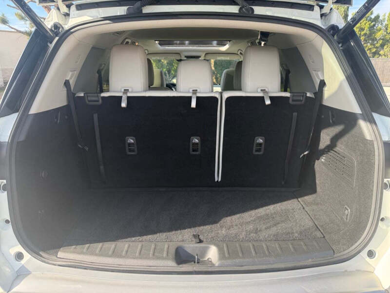 2022 Nissan Pathfinder SL