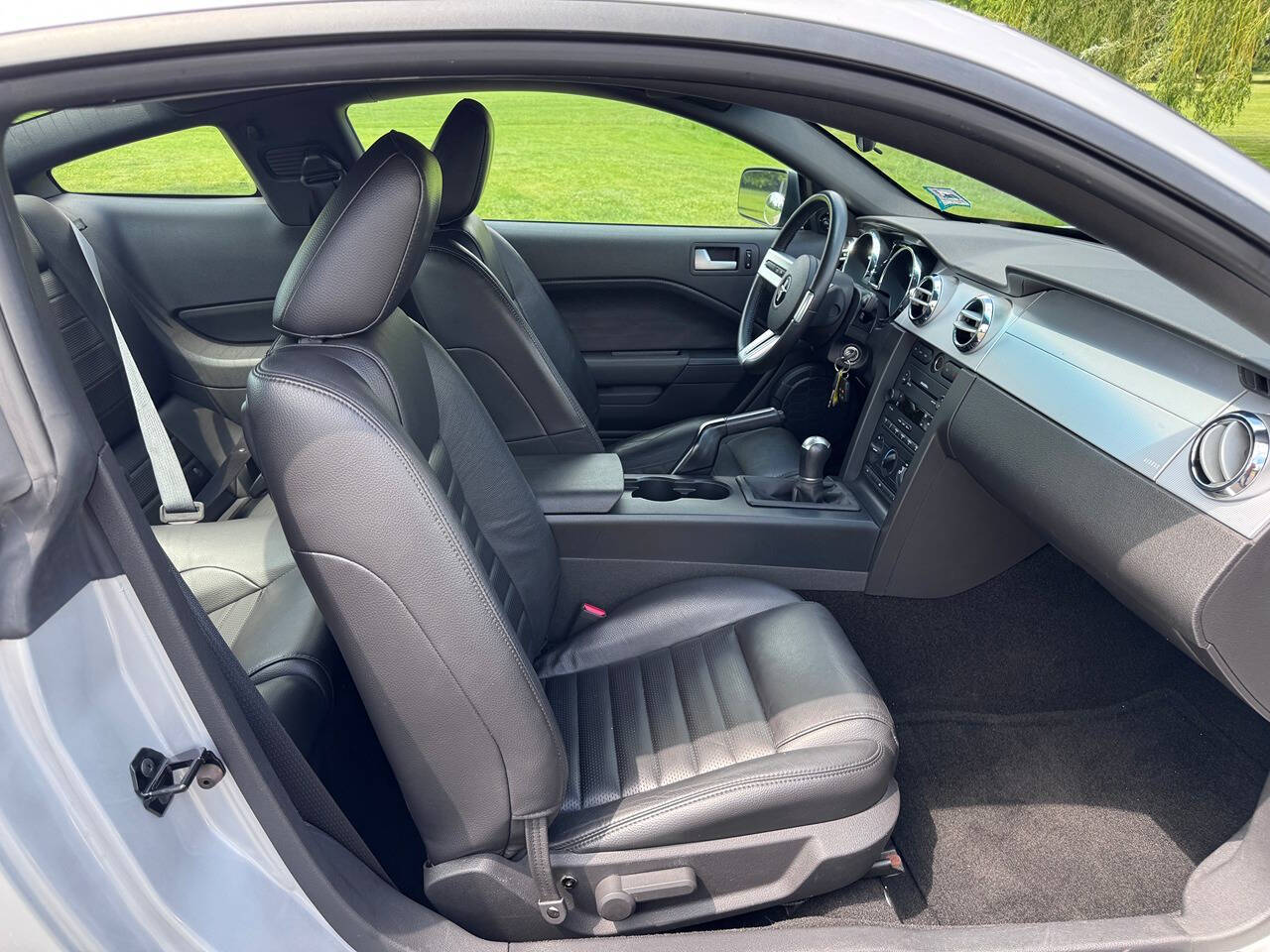 2005 Ford Mustang 16