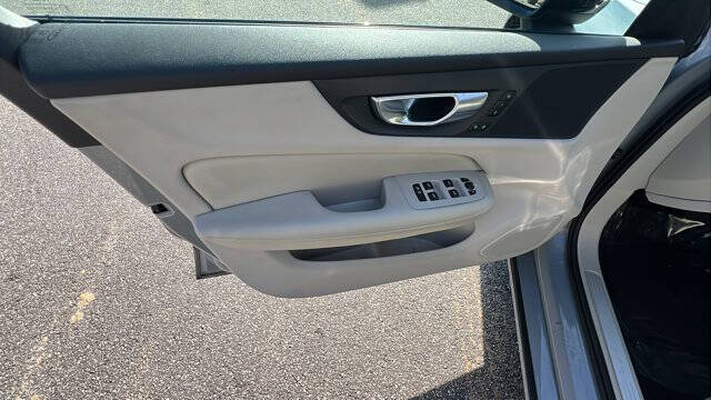 2024 Volvo S60 B5 Plus Dark Theme