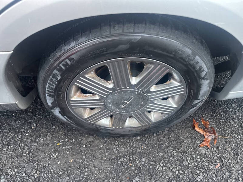 2005 Lincoln Town Car Signature Limited