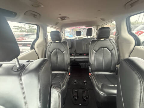 2017 Chrysler Pacifica Touring-L Plus