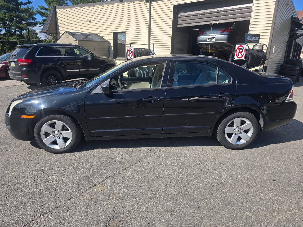 2006 Ford Fusion for sale at QUEENSGATE AUTO SALES in York, PA