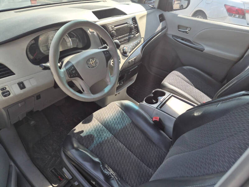 2011 Toyota Sienna SE 8-Passenger