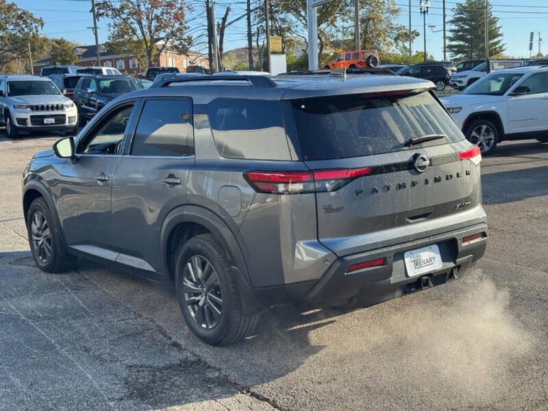 2022 Nissan Pathfinder SV