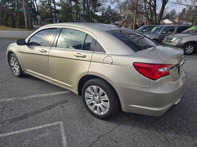 2013 Chrysler 200 for sale at QUEENSGATE AUTO SALES in York, PA