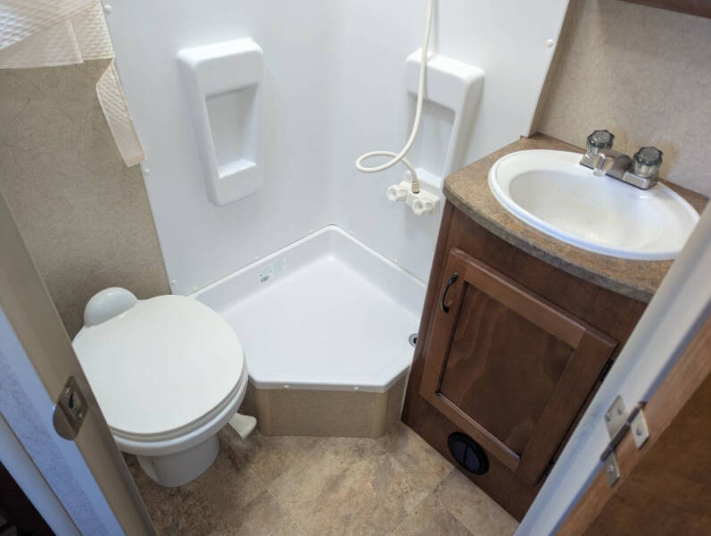 2015 Lance 1995 / 23ft