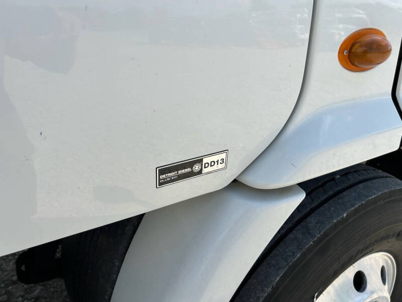 2012 Freightliner Cascadia 113 Semi Truck