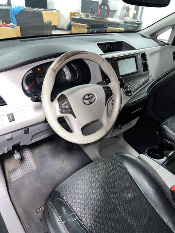2012 Toyota Sienna SE 8-Passenger