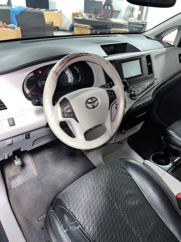 2012 Toyota Sienna SE 8-Passenger
