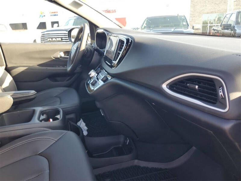 2025 Chrysler Voyager LX