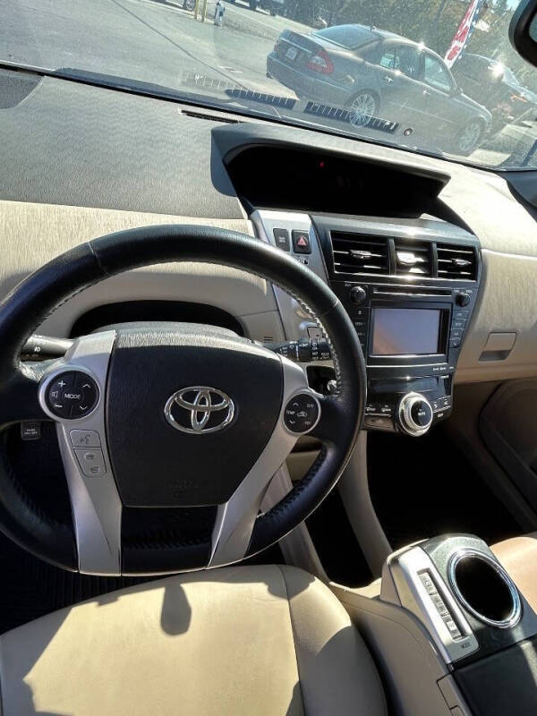 2014 Toyota Prius v Five